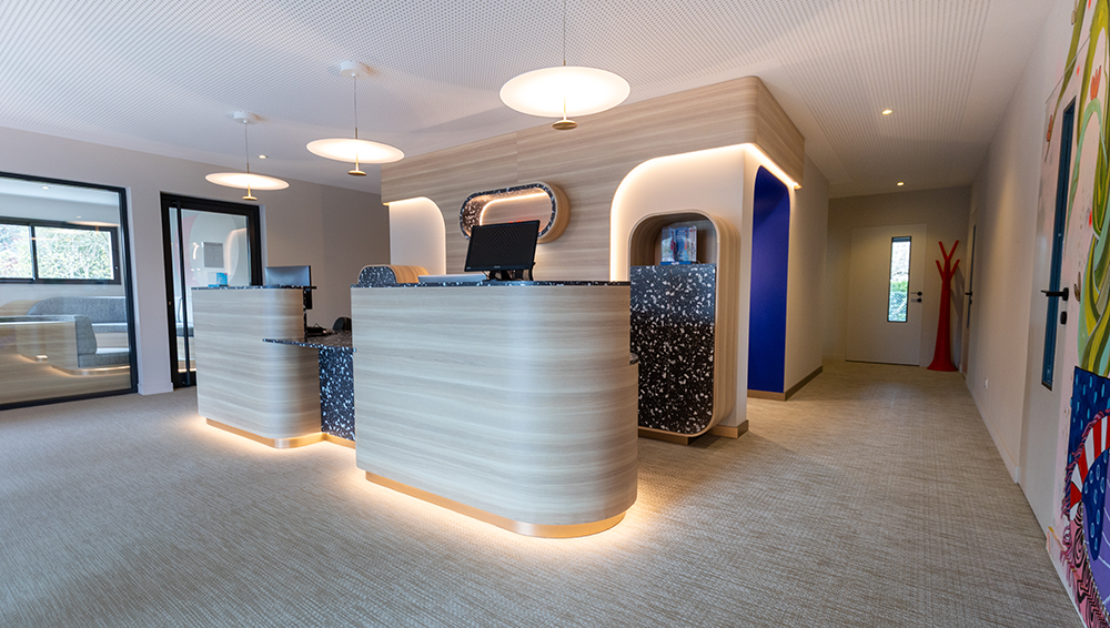 The modular sofa in two versions includes a corner block and two ottomans (Demo)