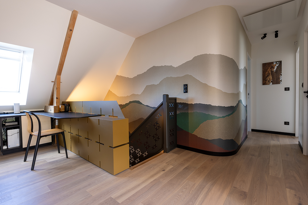 Example of light wood floor living room design with white walls (Demo)